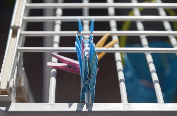 Wasknijpers Een Leeg Droogrek — Stockfoto