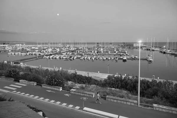 イタリア シチリア 地中海 マリーナ ラグーザ 2019年9月11日 日没時の港でボートや豪華なヨット — ストック写真