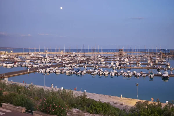 Italia Sicilia Mediterraneo Marina Ragusa Barche Yacht Lusso Porto Tramonto — Foto Stock