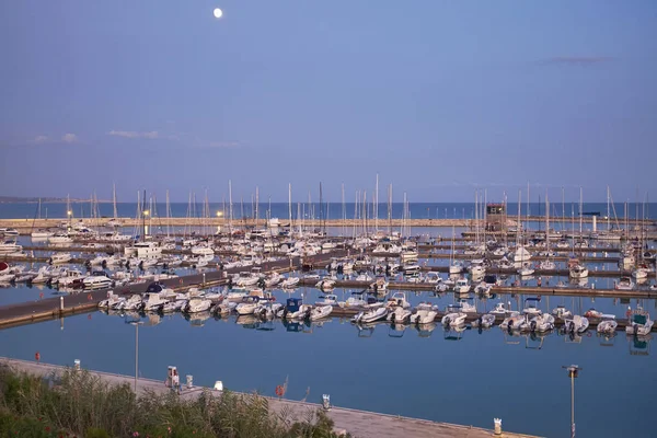 Włochy Sycylia Morze Śródziemne Marina Ragusa Łodzie Luksusowe Jachty Porcie — Zdjęcie stockowe