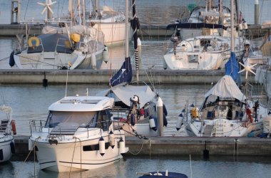 İtalya, Sicilya, Akdeniz, Marina di Ragusa (Ragusa Eyaleti); 14 Eylül 2019, gün batımında limanda lüks yatlar - Editörden