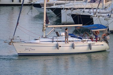 İtalya, Sicilya, Akdeniz, Marina di Ragusa (Ragusa Eyaleti); 14 Eylül 2019, limanda bir yelkenli teknede insanlar - Editörden