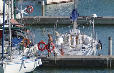 İtalya, Sicilya, Akdeniz, Marina di Ragusa (Ragusa Eyaleti); 16 Eylül 2019, limanda insanlar ve lüks yatlar - Editörden