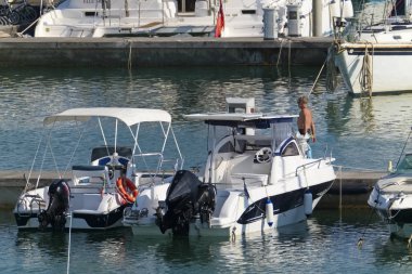 İtalya, Sicilya, Akdeniz, Marina di Ragusa (Ragusa Eyaleti); 16 Eylül 2019, limanda insanlar, motorlu tekneler ve lüks yatlar - Editörden