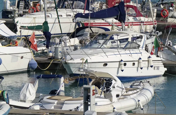 意大利 西西里岛 地中海 滨海迪拉古萨 拉古萨省 2019年9月16日 港口的摩托艇和豪华游艇 — 图库照片