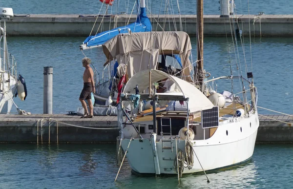 İtalya, Sicilya, Akdeniz, Marina di Ragusa (Ragusa Eyaleti); 16 Eylül 2019, limanda insanlar ve lüks yatlar - Editörden