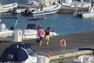 İtalya, Sicilya, Akdeniz, Marina di Ragusa (Ragusa Eyaleti); 18 Eylül 2019, limanda insanlar, motorlu tekneler ve lüks yatlar - Editörden