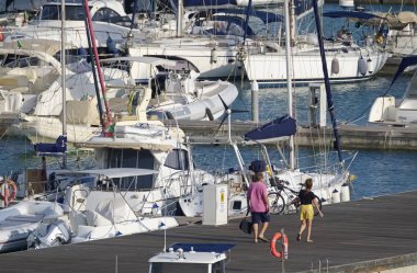 İtalya, Sicilya, Akdeniz, Marina di Ragusa (Ragusa Eyaleti); 18 Eylül 2019, limanda insanlar, motorlu tekneler ve lüks yatlar - Editörden