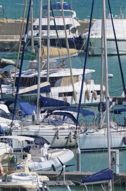 İtalya, Sicilya, Akdeniz, Marina di Ragusa (Ragusa Eyaleti); 21 Eylül 2019, limanda motorlu tekneler ve lüks yatlar - Editörden