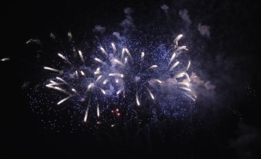 İtalya, Sicilya, Marina di Ragusa (Ragusa Province), gece havai fişek