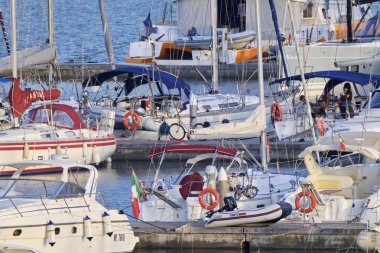 İtalya, Sicilya, Akdeniz, Marina di Ragusa (Ragusa Eyaleti); 29 Haziran 2019, limanda insanlar ve yelkenli tekneler - Editörden