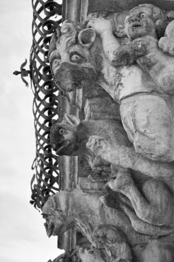 İtalya, Sicilya, Scicli (Ragusa ili), Unesco Baroque Fava Sarayı cephesi, bir balkon altında süslü heykeller (M.S. 18..)