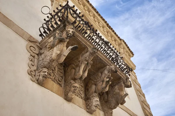 Italien Sicilien Scicli Ragusaprovinsen Unescos Fasad Barockpalatset Fava Prydnadsstatyer Balkong — Stockfoto