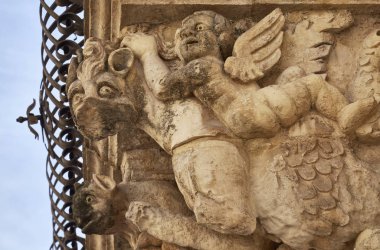 İtalya, Sicilya, Scicli (Ragusa ili), Unesco Baroque Fava Sarayı cephesi, bir balkon altında süslü heykeller (M.S. 18..)