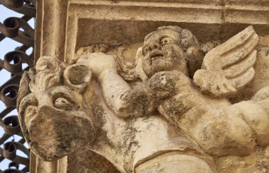 İtalya, Sicilya, Scicli (Ragusa ili), Unesco Baroque Fava Sarayı cephesi, bir balkon altında süslü heykeller (M.S. 18..)