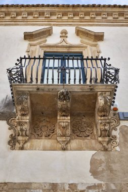 İtalya, Sicilya, Scicli (Ragusa eyaletinde), Unesco Barok Fava Palace cephe, süs heykel (18. yüzyıl a.C balkon altında.)