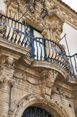 İtalya, Sicilya, Scicli (Ragusa ili), Unesco Baroque Fava Sarayı cephesi, bir balkon altında süslü heykeller (M.S. 18..)