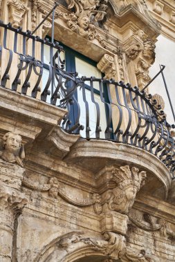 İtalya, Sicilya, Scicli (Ragusa ili), Unesco Baroque Fava Sarayı cephesi, bir balkon altında süslü heykeller (M.S. 18..)