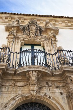 İtalya, Sicilya, Scicli (Ragusa eyaletinde), Unesco Barok Fava Palace cephe, süs heykel (18. yüzyıl a.C balkon altında.)