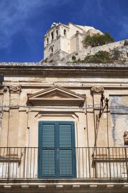 İtalya, Sicilya, Scicli (Ragusa Eyaleti), bir barok saray ve Santa Maria della Croce Manastırı ve manastır (Sec. Xvi) bir cephe tepede