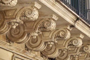 İtalya, Sicilya, Scicli (Ragusa eyaleti), barok saray balkon (18. yüzyıl a.C..)