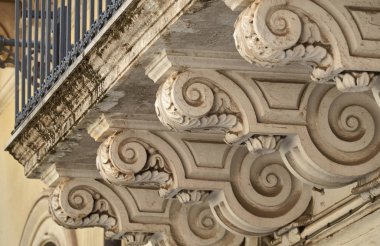 İtalya, Sicilya, Scicli (Ragusa eyaleti), barok saray balkon (18. yüzyıl a.C..)
