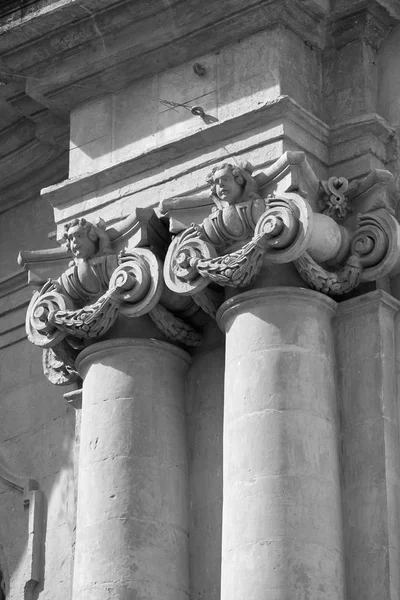 이탈리아 시칠리아 시클리 라구사 바로크 양식의 기둥에 — 스톡 사진
