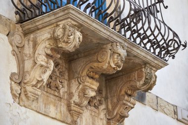 İtalya, Sicilya, Scicli (Ragusa ili), barok saray cephesi ve balkonu (18. yüzyıl A.C..)