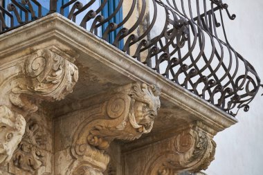 İtalya, Sicilya, Scicli (Ragusa ili), barok saray cephesi ve balkonu (18. yüzyıl A.C..)