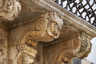 İtalya, Sicilya, Scicli (Ragusa eyaleti), barok saray balkon (18. yüzyıl a.C..)