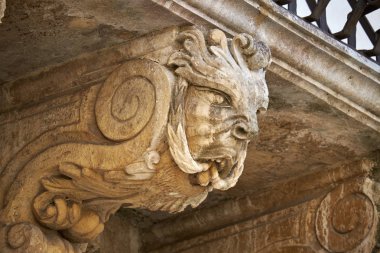 İtalya, Sicilya, Scicli (Ragusa eyaleti), barok saray balkon (18. yüzyıl a.C..)