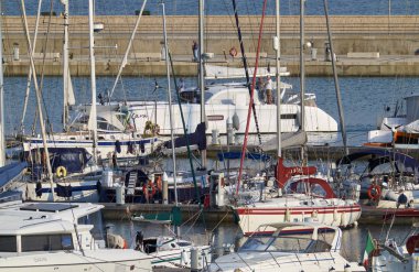 İtalya, Sicilya, Akdeniz, Marina di Ragusa (Ragusa Eyaleti); 27 Eylül 2019, limanda lüks yatlar - Editörden