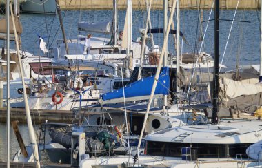 İtalya, Sicilya, Akdeniz, Marina di Ragusa (Ragusa Eyaleti); 27 Eylül 2019, limanda lüks yatlar - Editörden