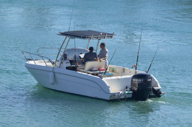 İtalya, Sicilya, Akdeniz, Marina di Ragusa (Ragusa Eyaleti); 28 Eylül 2019, limanda bir motorlu teknebalıkçılar - Editörden