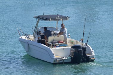 İtalya, Sicilya, Akdeniz, Marina di Ragusa (Ragusa Eyaleti); 28 Eylül 2019, limanda bir motorlu teknebalıkçılar - Editörden