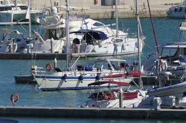 İtalya, Sicilya, Akdeniz, Marina di Ragusa (Ragusa Eyaleti); 29 Eylül 2019, limanda lüks yatlar - Editörden