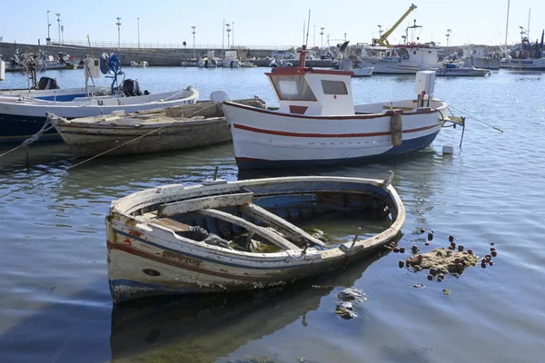 Olaszország Szicília Scoglitti Ragusa Tartomány Szeptember 2019 Szicíliai Halászhajók Kikötőben — Stock Fotó