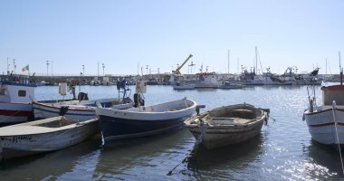 İtalya, Sicilya, Scoglitti (Ragusa Eyaleti); 30 Eylül 2019, limanda Sicilya ahşap balıkçı tekneleri - Editörden