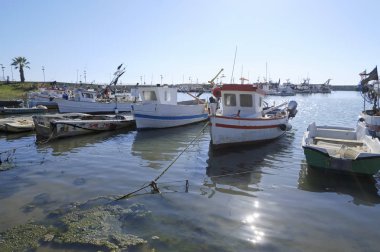 İtalya, Sicilya, Scoglitti (Ragusa Eyaleti); 30 Eylül 2019, limanda Sicilya ahşap balıkçı tekneleri - Editörden