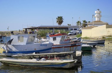 İtalya, Sicilya, Scoglitti (Ragusa Eyaleti); 30 Eylül 2019, liman ve deniz feneri sicilya ahşap balıkçı tekneleri - Editörden