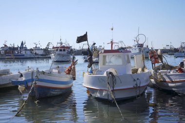 İtalya, Sicilya, Scoglitti (Ragusa Eyaleti); limanda sicilya ahşap balıkçı tekneleri 