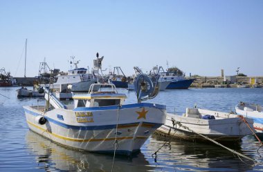 İtalya, Sicilya, Scoglitti (Ragusa Eyaleti); limanda sicilya ahşap balıkçı tekneleri