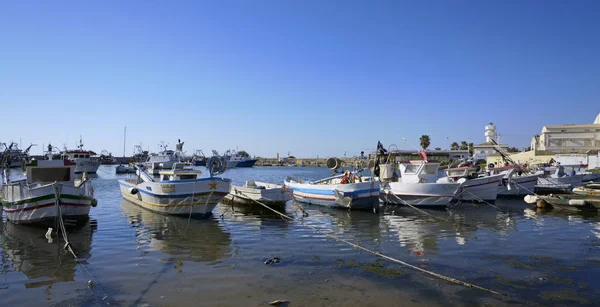意大利 西西里岛 斯科格利蒂 拉古萨省 西西里木渔船在港口和灯塔 — 图库照片