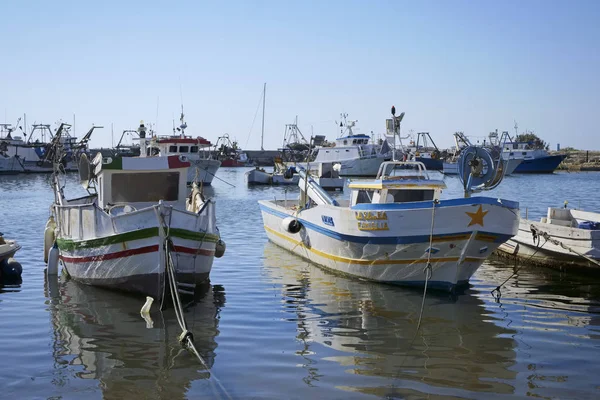 Ιταλία Σικελία Scoglitti Επαρχία Ραγκούσα Ξύλινες Ψαρόβαρκες Στο Λιμάνι — Φωτογραφία Αρχείου