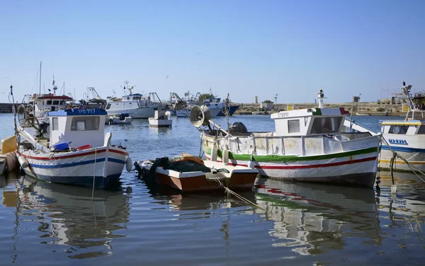 Ιταλία Σικελία Scoglitti Επαρχία Ραγκούσα Ξύλινες Ψαρόβαρκες Στο Λιμάνι — Φωτογραφία Αρχείου