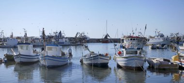 İtalya, Sicilya, Scoglitti (Ragusa Eyaleti); 30 Eylül 2019, limanda Sicilya ahşap balıkçı tekneleri - Editörden