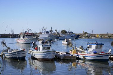 İtalya, Sicilya, Scoglitti (Ragusa Eyaleti); 30 Eylül 2019, limanda Sicilya ahşap balıkçı tekneleri - Editörden