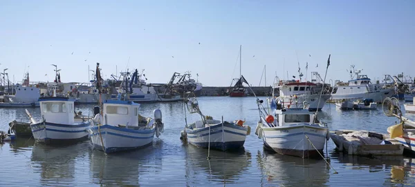 Ιταλία Σικελία Scoglitti Επαρχία Ραγκούσα Σεπτεμβρίου 2019 Ξύλινες Ψαρόβαρκες Στο — Φωτογραφία Αρχείου