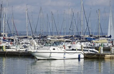 İtalya, Sicilya, Akdeniz, Marina di Ragusa (Ragusa Eyaleti); 2 Ekim 2019, limanda motorlu tekneler ve lüks yatlar