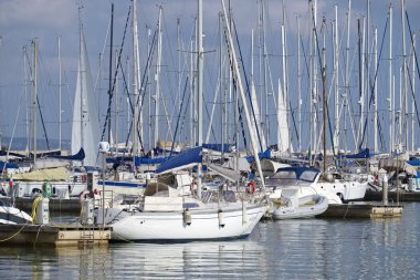 İtalya, Sicilya, Akdeniz, Marina di Ragusa (Ragusa Eyaleti); 2 Ekim 2019, limanda motorlu tekneler ve lüks yatlar